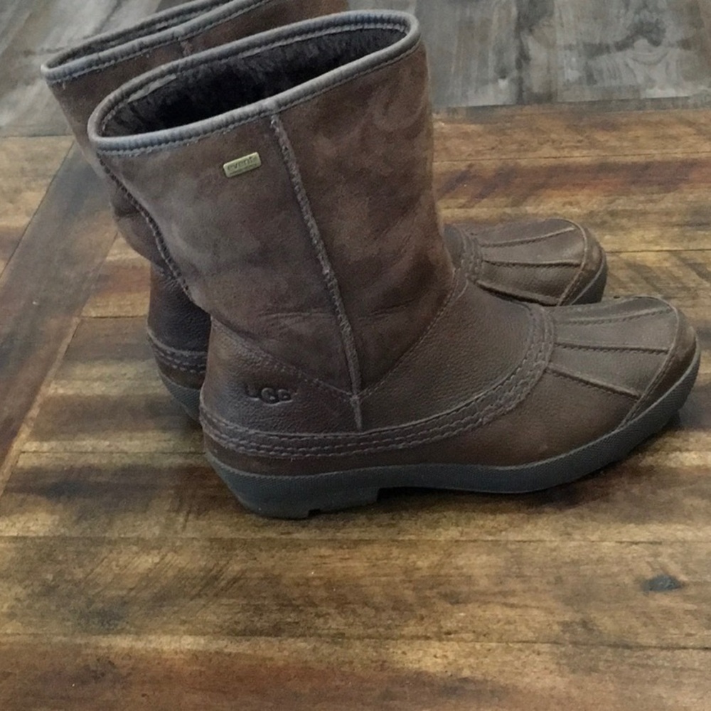 UGG Sz 7 Brown Suede Leather Sheepskin Lined GoodRaining days Anti slick Bottom